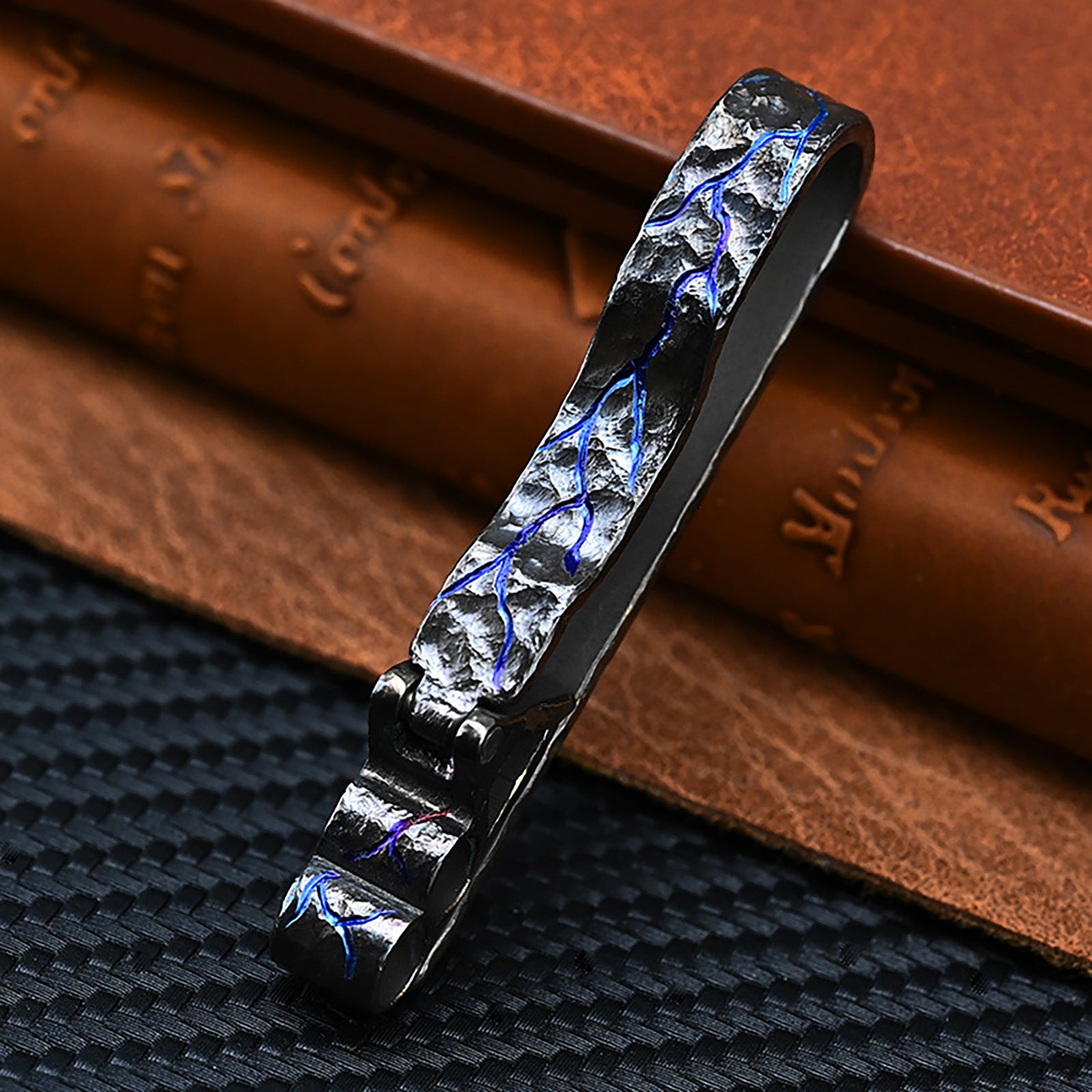 Limited Edition Titanium Hand Carved Rock Texture Keychain Alloy Belt Men's Sports Waist Pendant Car Accessory